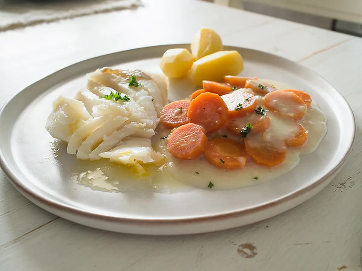 Trukket lettsaltet torsk med gulrotstuing og mandelpoteter
