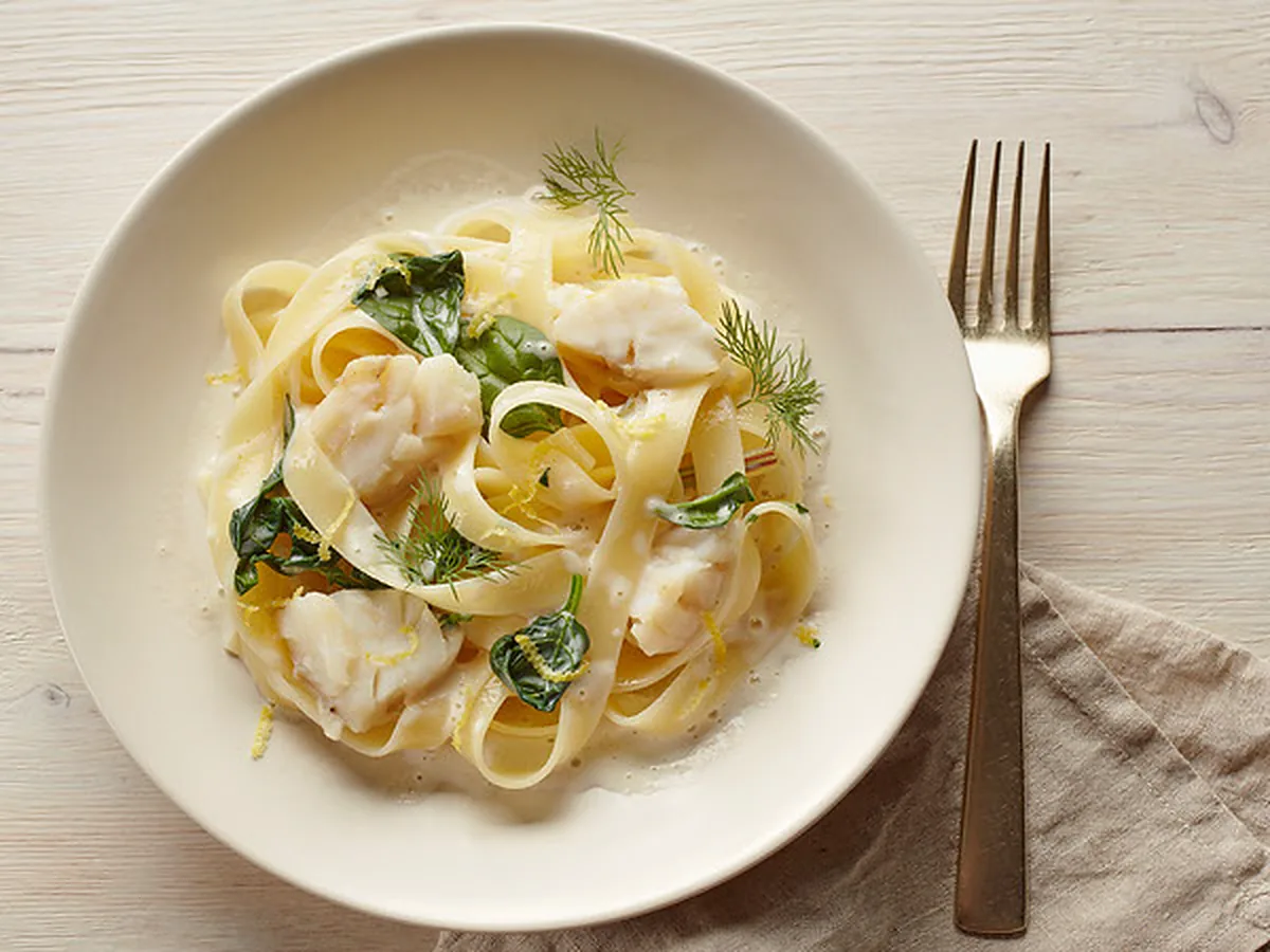 Kremet tagliatelle med torskebiter, spinat, sitronskall og dill