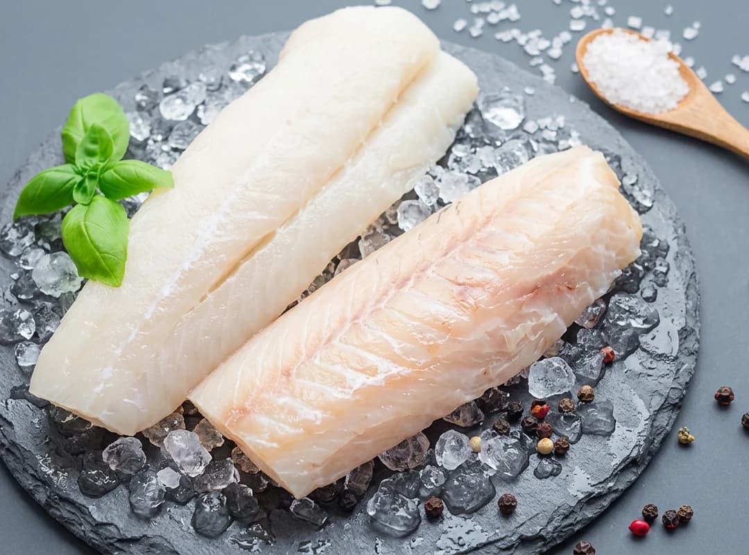 Rå torskeloiner fra Fiskeruta på is — tykke, hvite ryggstykker